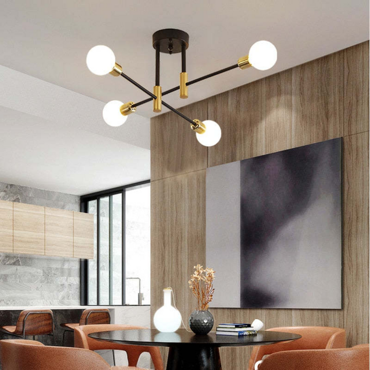 Moderne schwarze Deckenleuchte mit goldenen Akzenten in stilvollem Esszimmer.