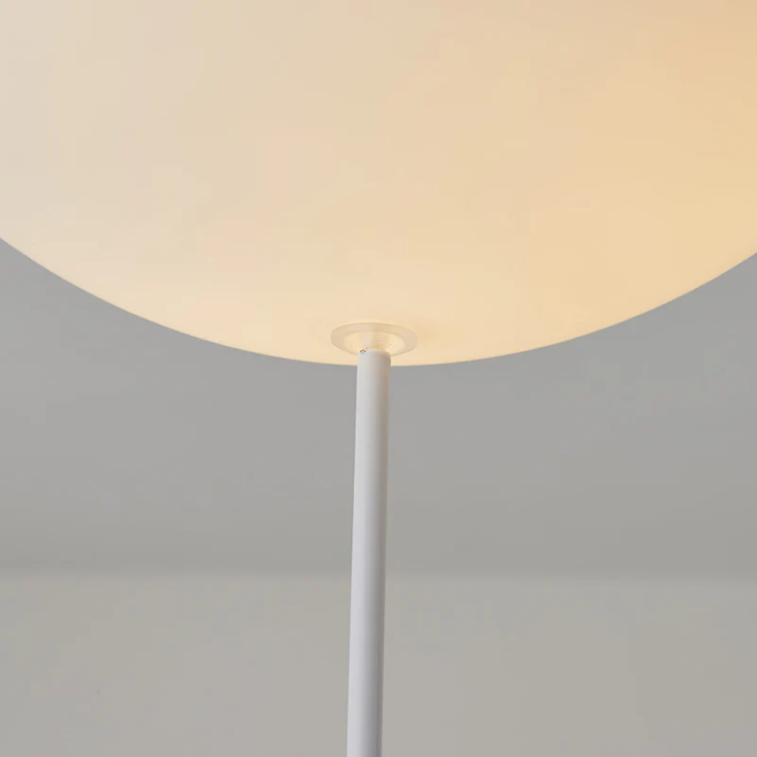 Moderne Stehlampe, weiß, minimalistisch, Metall, Wohnzimmerbeleuchtung, skandinavisches Design.
