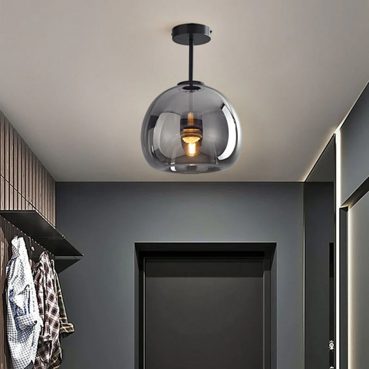 Moderne schwarze Deckenleuchte mit Glas-Schirm im Flur, elegantes Innendesign.
