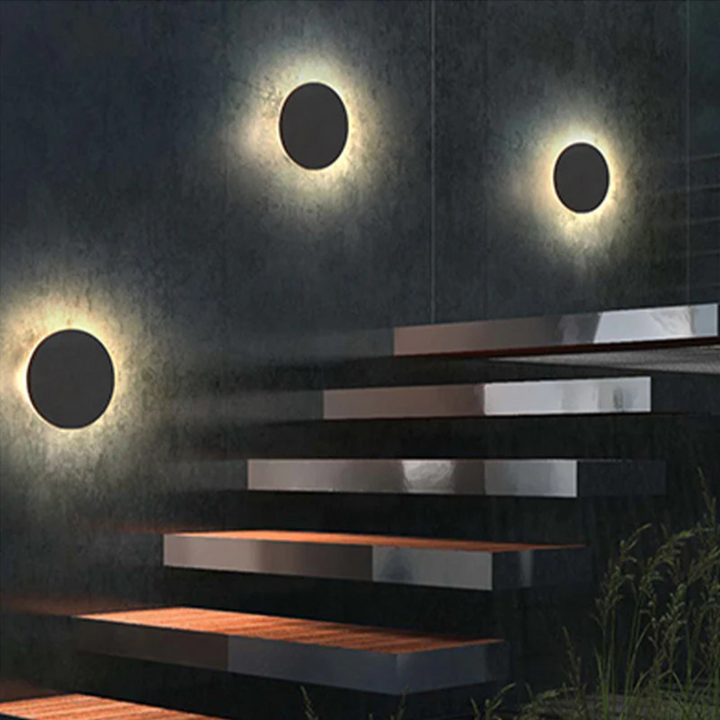 Moderne Treppenbeleuchtung, runde LED-Wandleuchten, warmweiß, Innenarchitektur, Nachtlicht.
