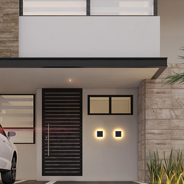 Moderne Haustür mit Holzlamellen, LED-Beleuchtung, weißem Auto, zeitgenössische Architektur.