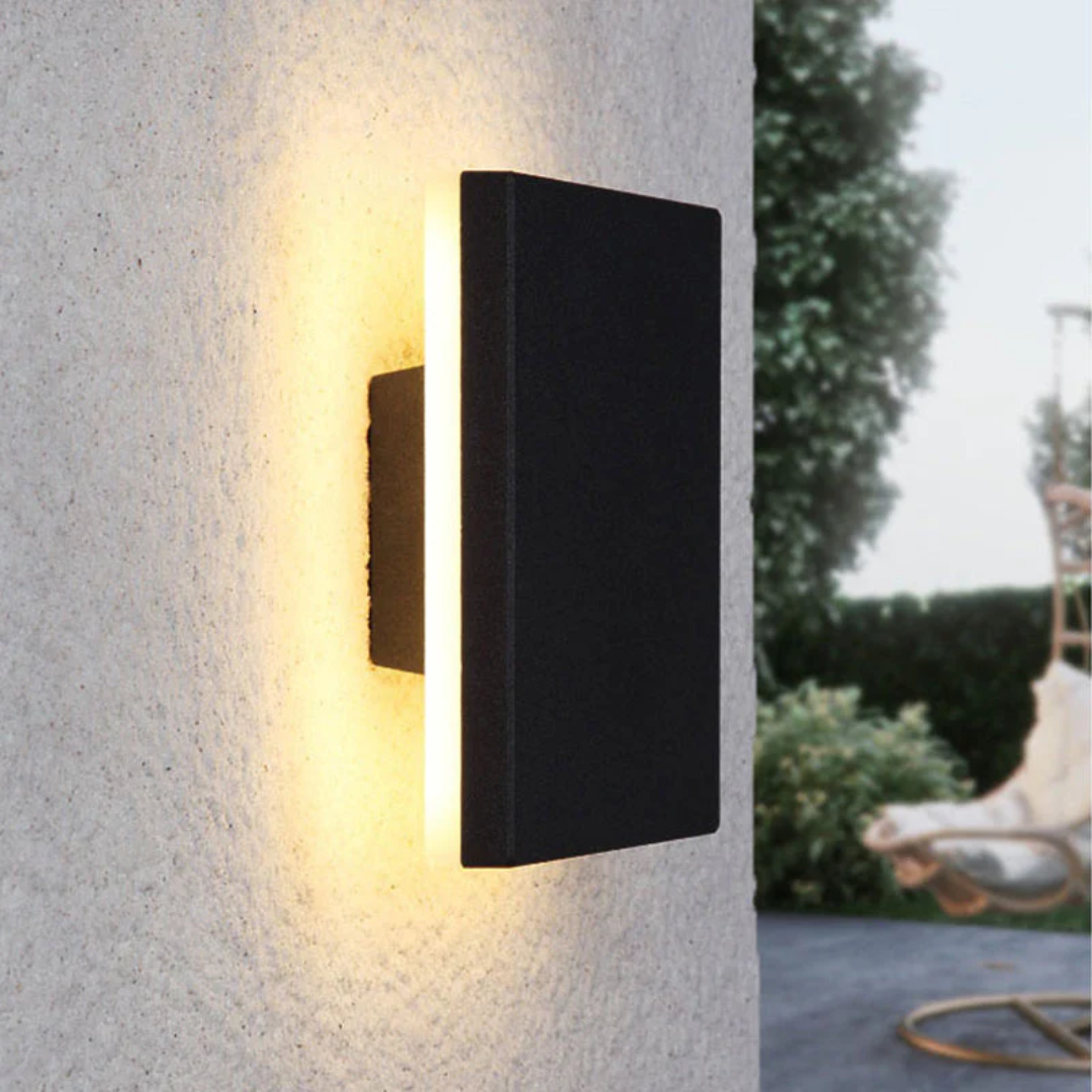 Schwarze LED-Wandleuchte außen, rechteckig, modernes Design, energiesparend, warmweißes Licht.