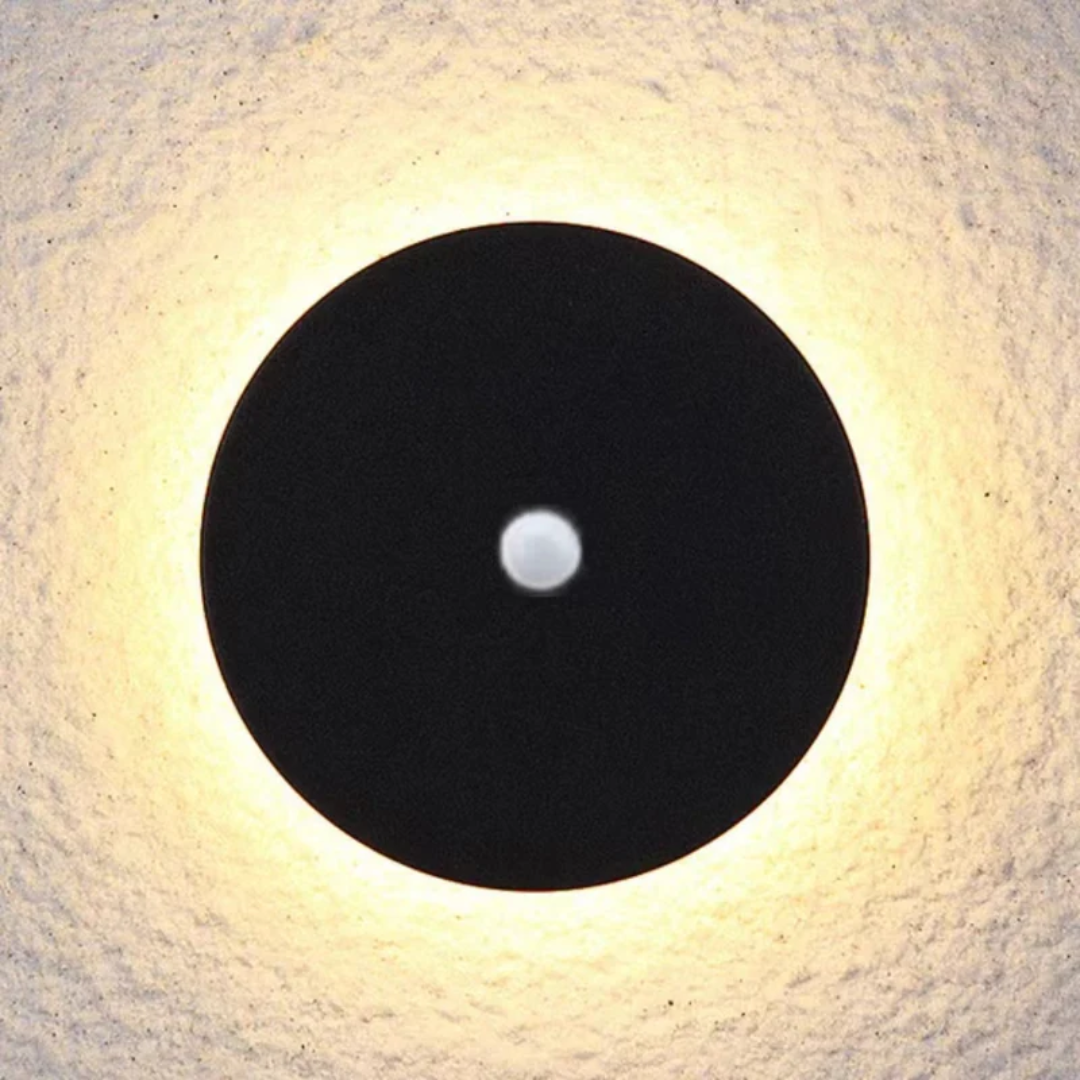 Schwarze runde Wandleuchte mit warmem LED-Licht, modernes Design, energiesparend.