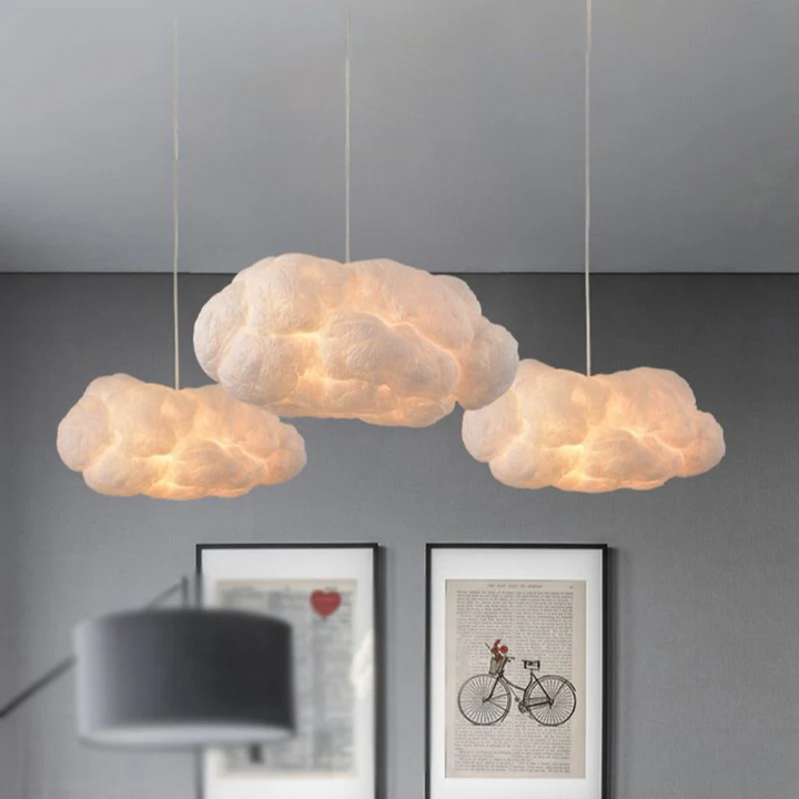 Drei wolkenförmige Hängelampen, weiß, modern, Wohnzimmerbeleuchtung, kreative Inneneinrichtung.
