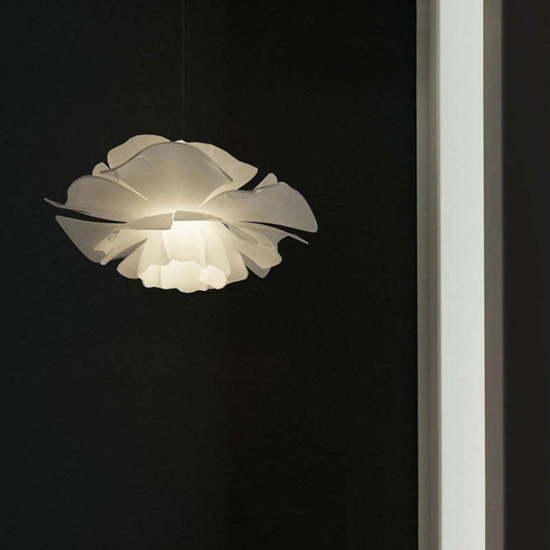 Weiße Designer-Hängelampe, blütenförmig, modernes Interieur, stilvolle Beleuchtung.