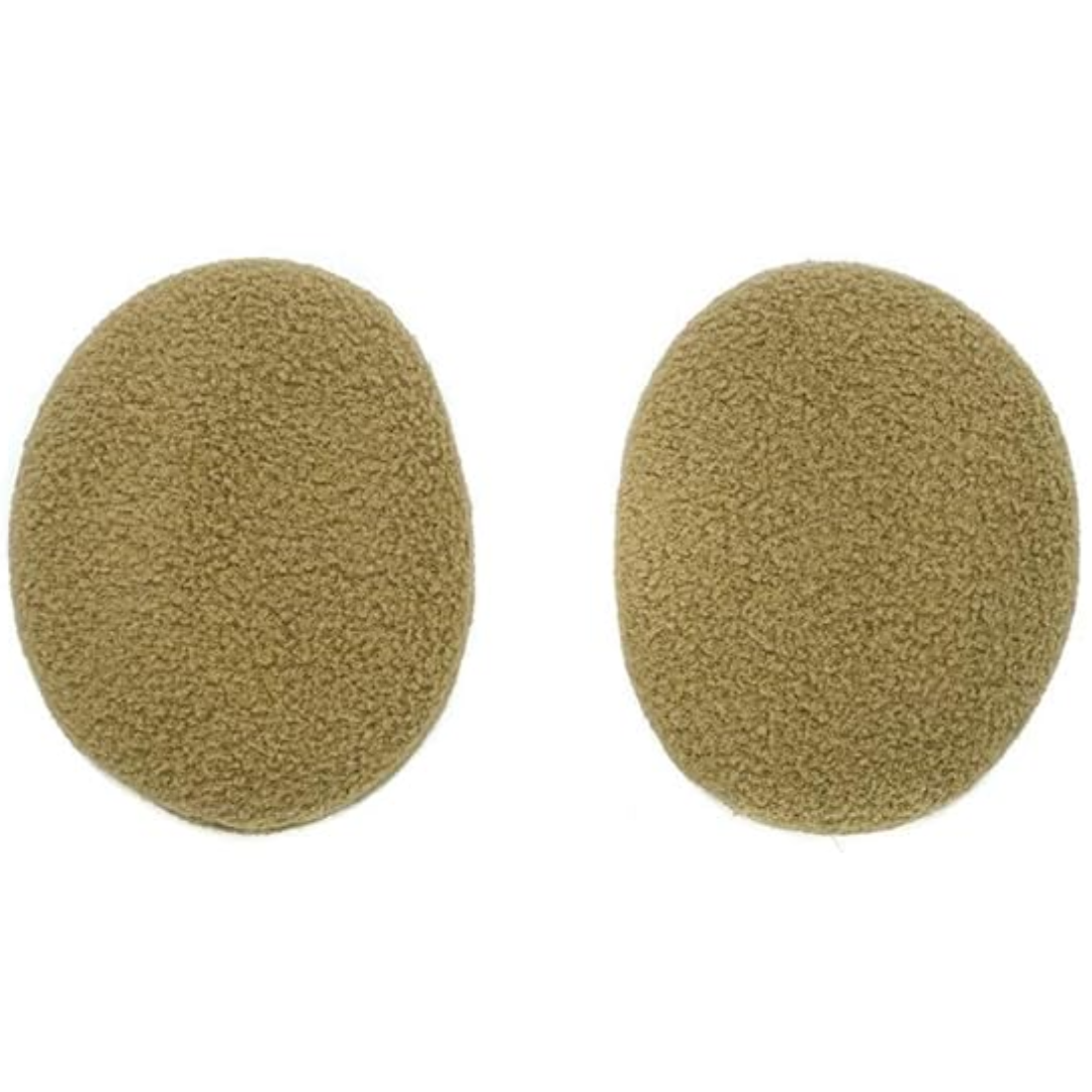 Zwei ovale, beige Schuheinlagen aus Filz für Komfort und Dämpfung.