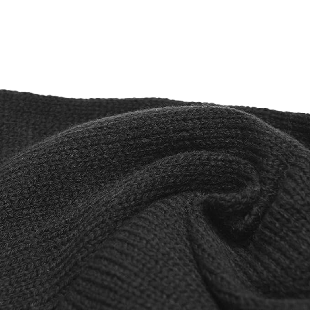 Schwarzer Strickstoff, Nahaufnahme, weiche Textur, ideal für Pullover oder Schals.