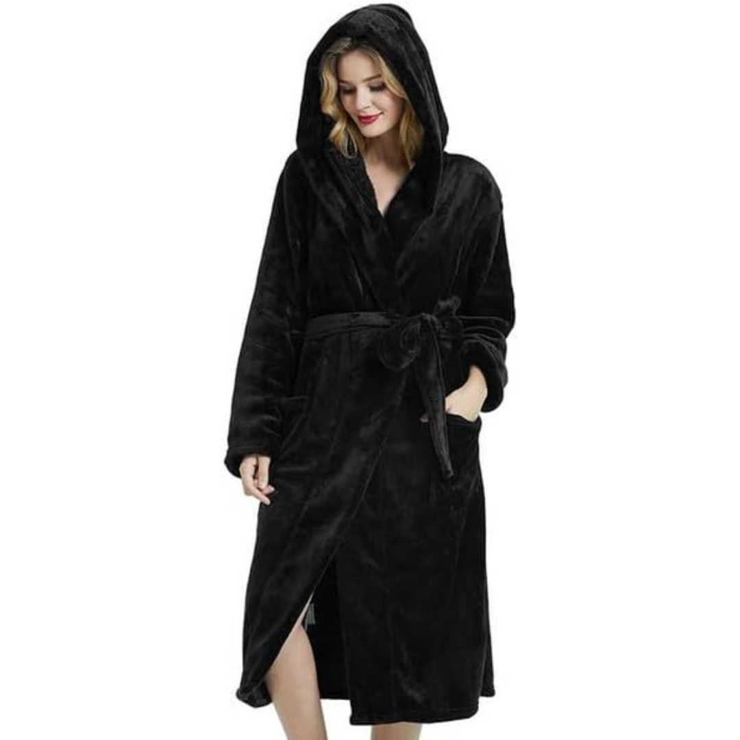 Frau in schwarzem Fleece-Bademantel mit Kapuze, Taschen und Gürtel, gemütliche Nachtwäsche.
