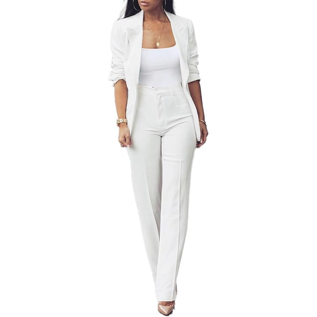 Frau in weißem Hosenanzug, elegantes Business-Outfit, Damenmode, Bürolook, stilvoll.