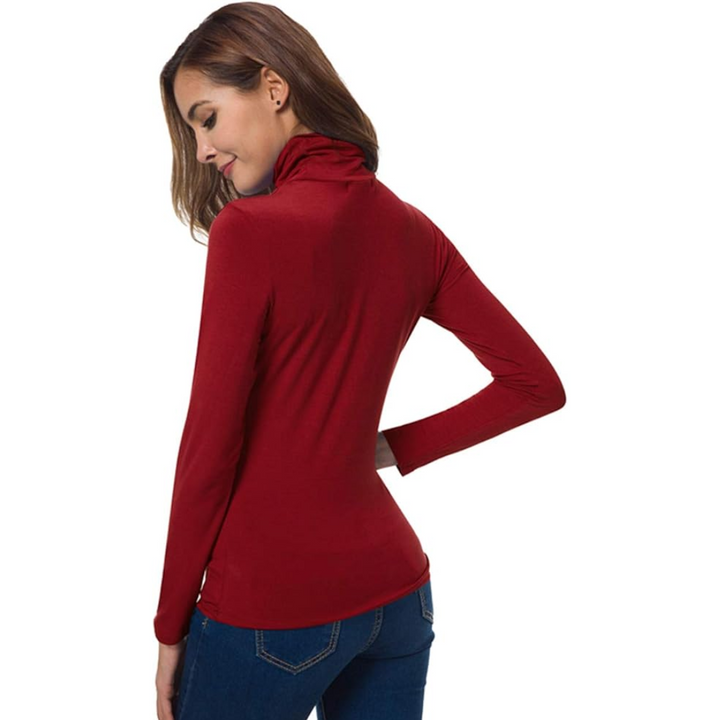 Frau in rotem Rollkragenpullover, langärmelig, modisch, Herbstmode, Rückansicht.
