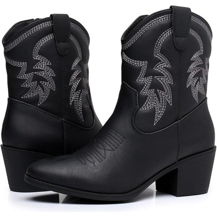 Schwarze Cowboystiefel mit Ziernähten, Lederoptik, mittlerer Absatz, Westernstil.
