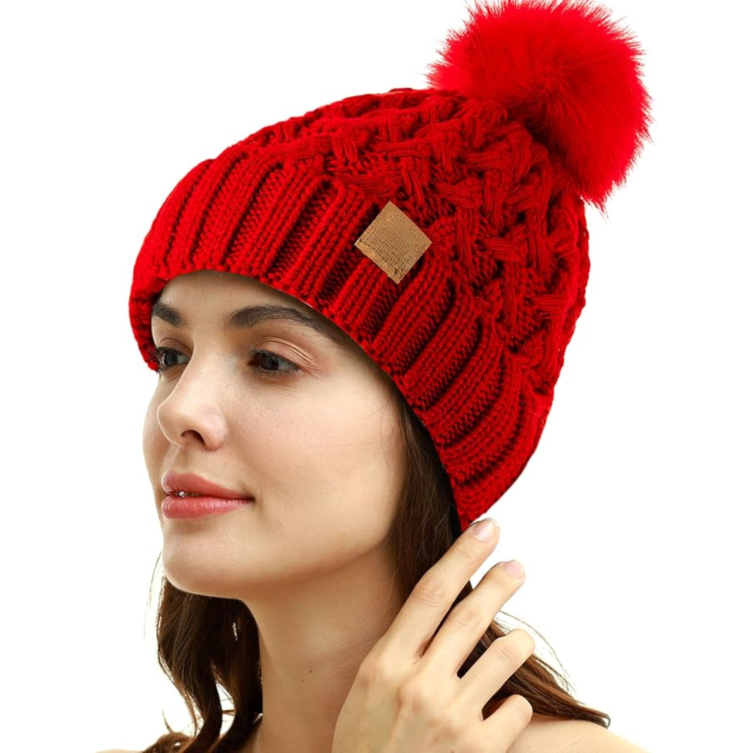 Frau mit roter Strickmütze und Bommel, Wintermode, warme Accessoires, stilvoller Look.