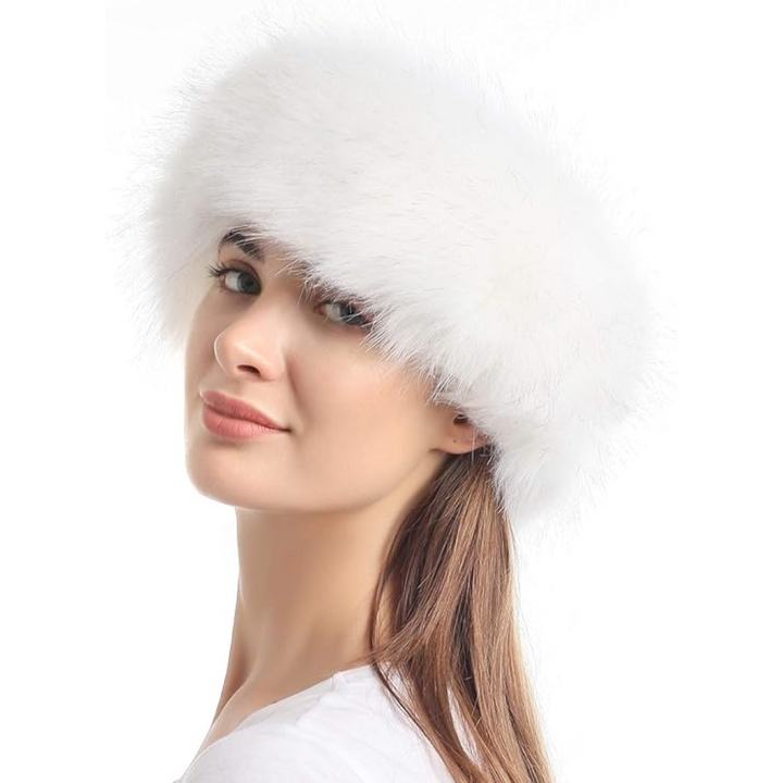 Frau mit weißem Pelzhut, Wintermode, elegantes Accessoire, stilvoller Look, Damenbekleidung.
