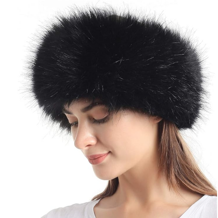 Frau trägt schwarzen Pelzmütze, Wintermode, stilvoller Kopfschmuck, warmes Accessoire.