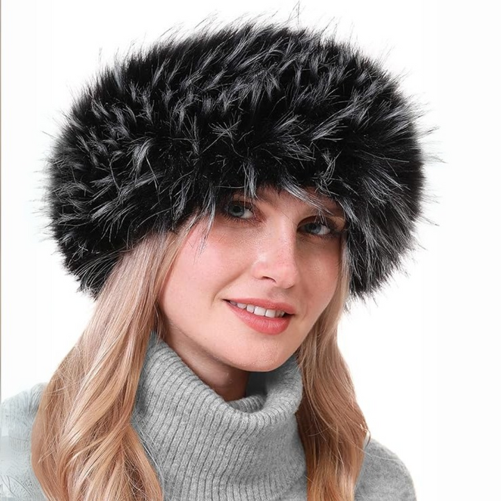 Frau mit schwarzem Kunstpelz-Stirnband, Wintermode, stilvolles Accessoire, warm und elegant.