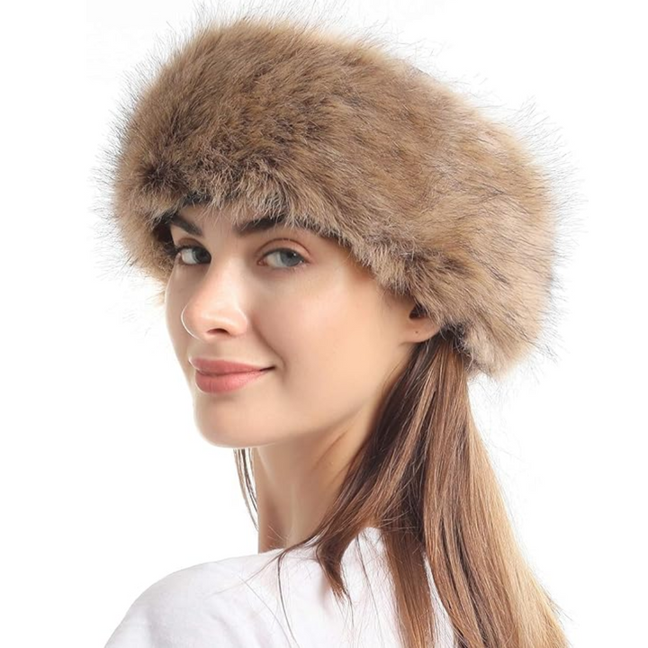 Frau mit braunem Pelzmütze, Wintermode, stilvolles Accessoire, warm, elegant, Damenbekleidung.