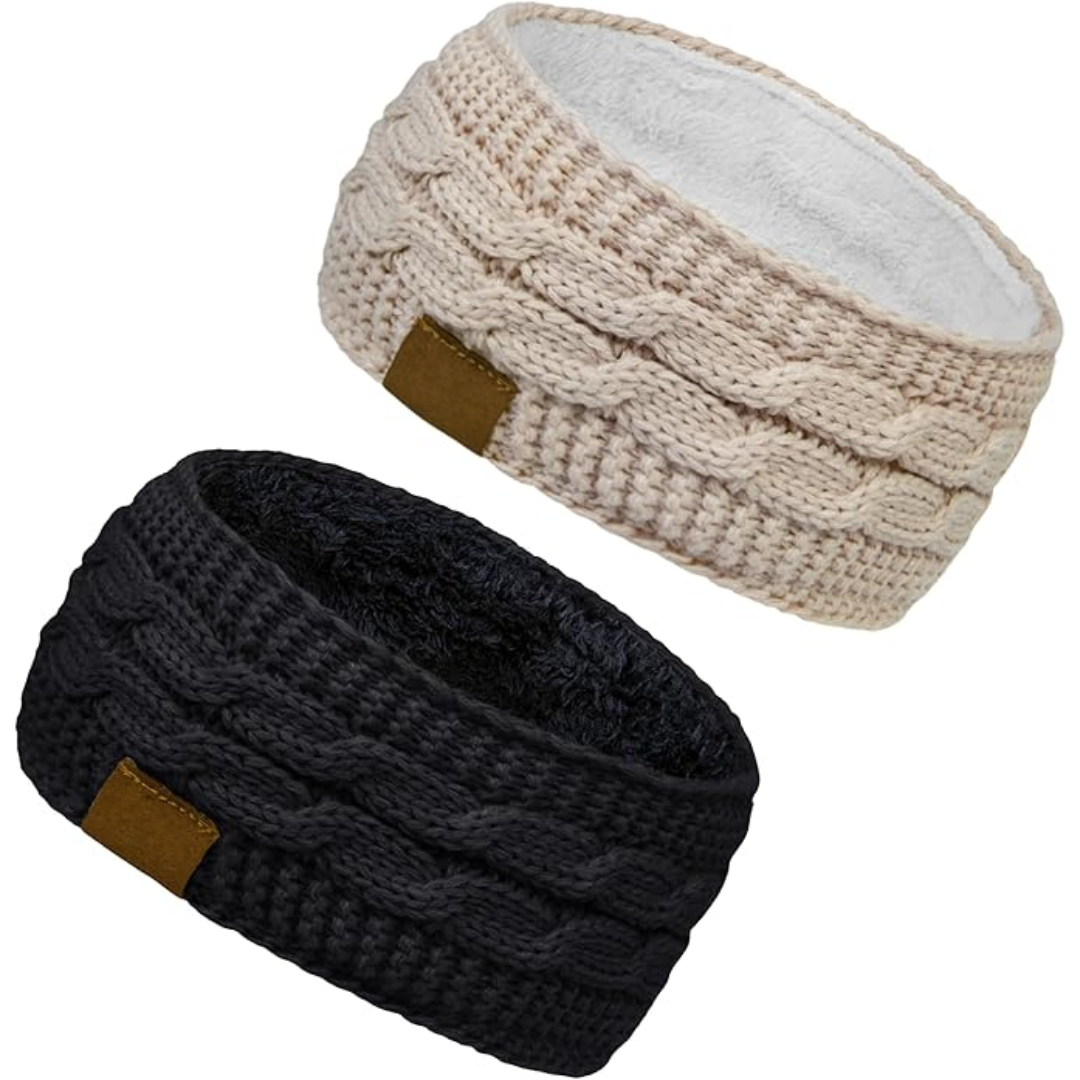 Zwei gestrickte Stirnbänder, beige und schwarz, mit Zopfmuster und Fleece-Futter.