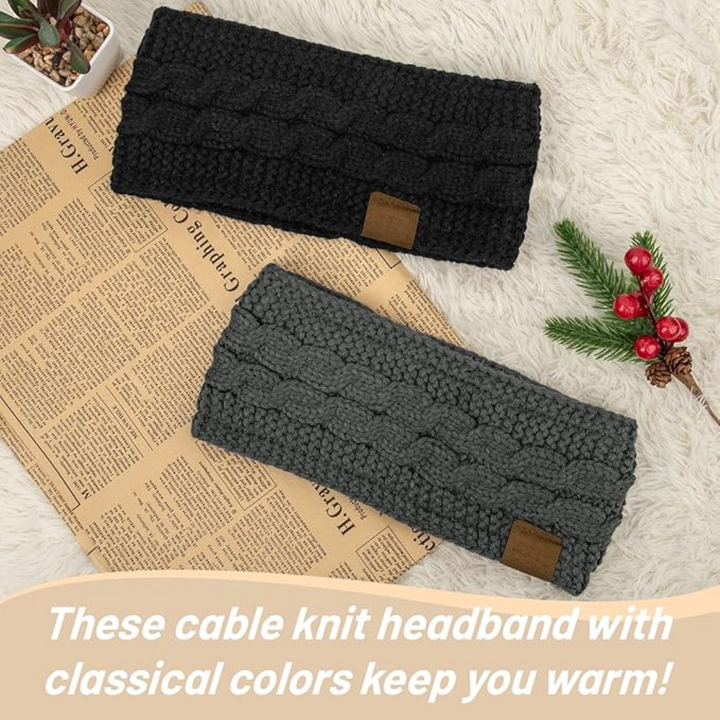 Zwei Zopfmuster-Stirnbänder, schwarz und grau, auf Zeitung, Wintermode Accessoires.