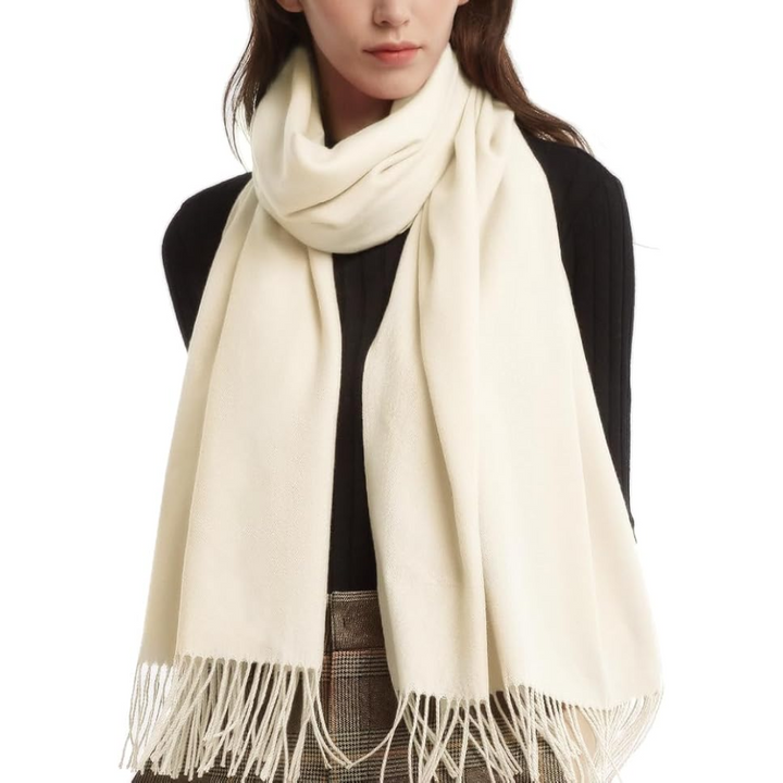 Frau mit cremefarbenem Schal aus Kaschmir, elegant, warm, modisch, ideal für Herbst und Winter.