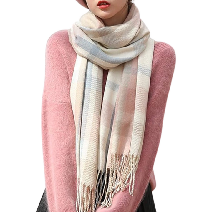 Frau mit kariertem Schal in Pastellfarben, rosa Pullover, modisches Winteroutfit.