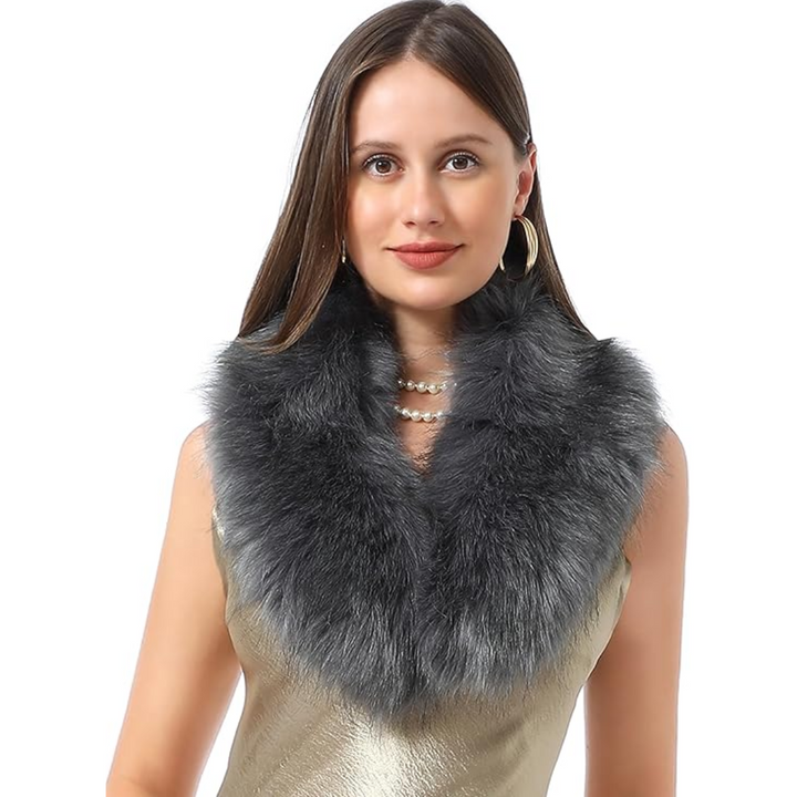 Frau mit grauem Kunstpelzkragen, elegantes Accessoire, Wintermode, glamouröses Design.