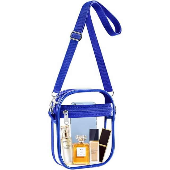 Klarer blauer PVC-Umhängetasche mit Parfümflaschen und Smartphone, modisch und praktisch.