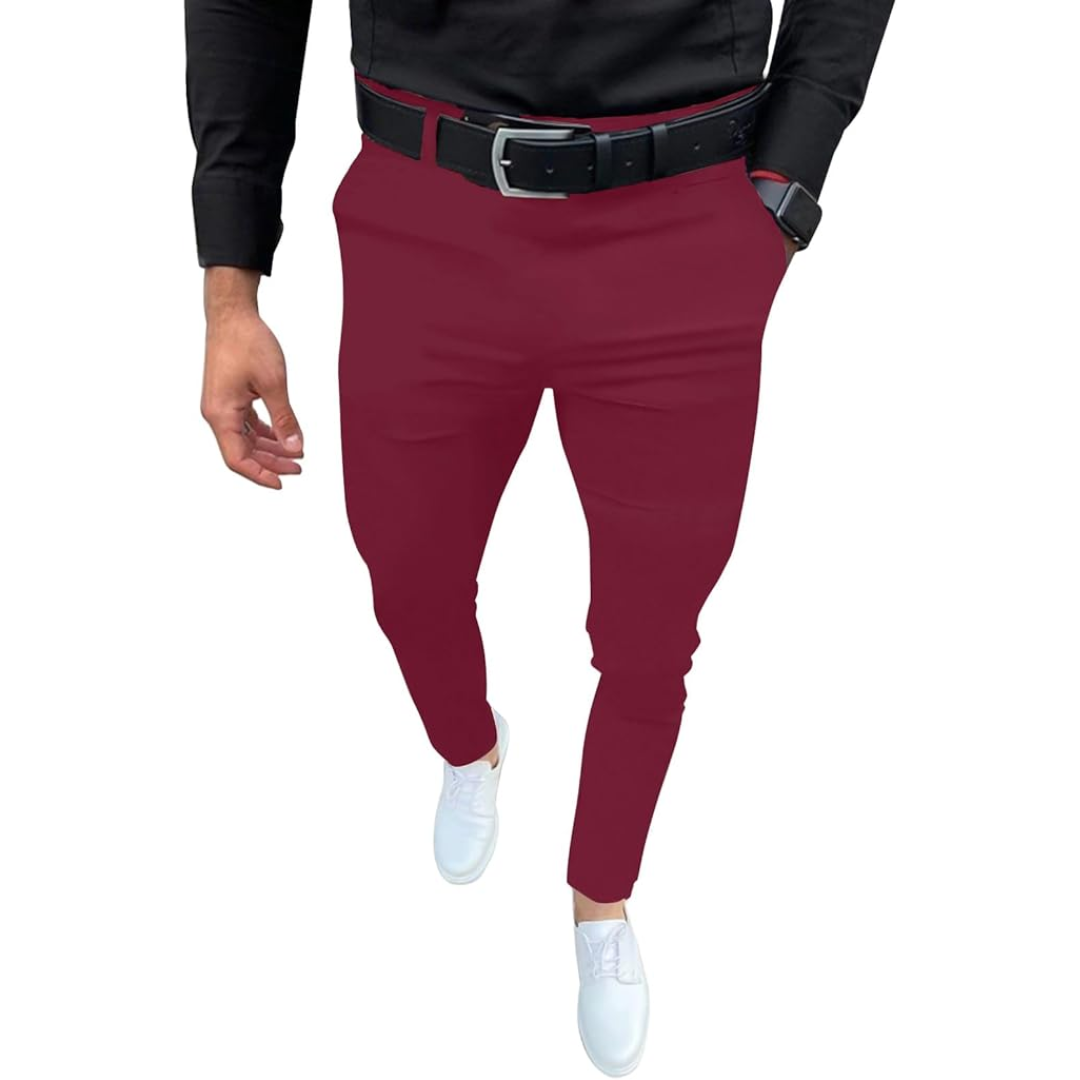 Mann in burgunderroter Hose, schwarzem Hemd, weißem Schuh; modische Herrenbekleidung.