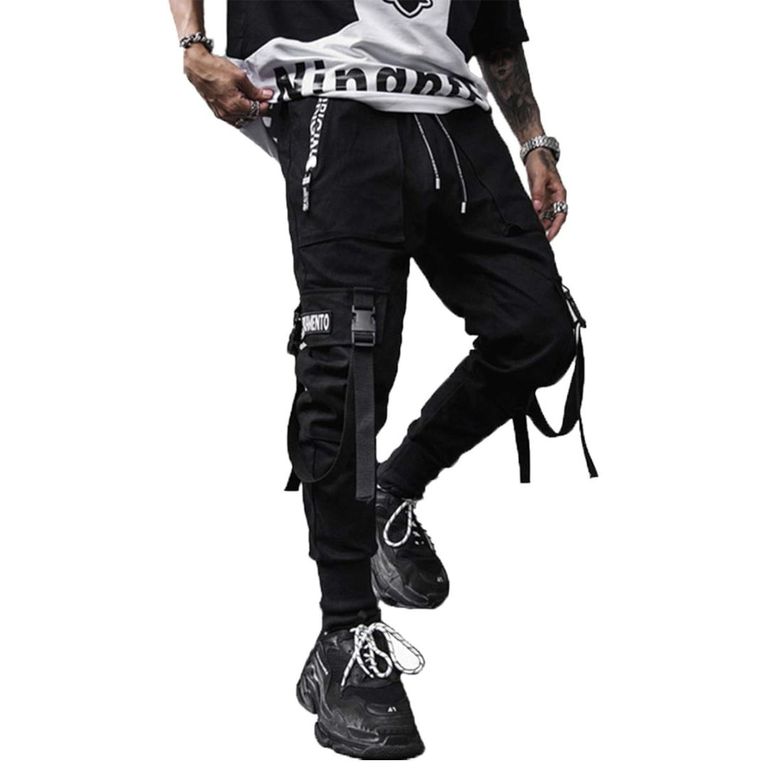 Schwarze Cargo-Hose Herren, Streetwear, mit Taschen und Gürteln, modisch, urbaner Stil.