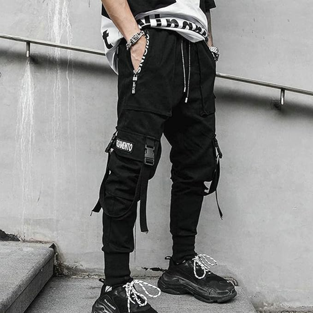 Schwarze Cargo-Hose Herren, Streetwear, mit Taschen und Kordelzug, lässiger Stil.