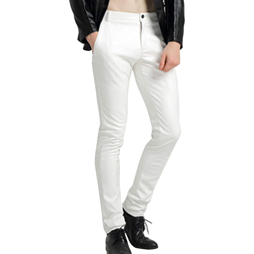 Weiße Herren-Lederhose, schmal geschnitten, modisch, ideal für trendige Outfits.
