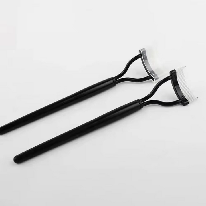 Zwei schwarze Wimpernzangen mit ergonomischem Griff auf weißem Hintergrund.