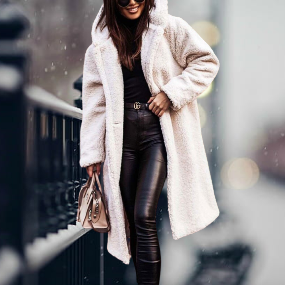 Frau in weißem Teddy-Mantel, schwarze Lederhose, Sonnenbrille, Handtasche, Wintermode.