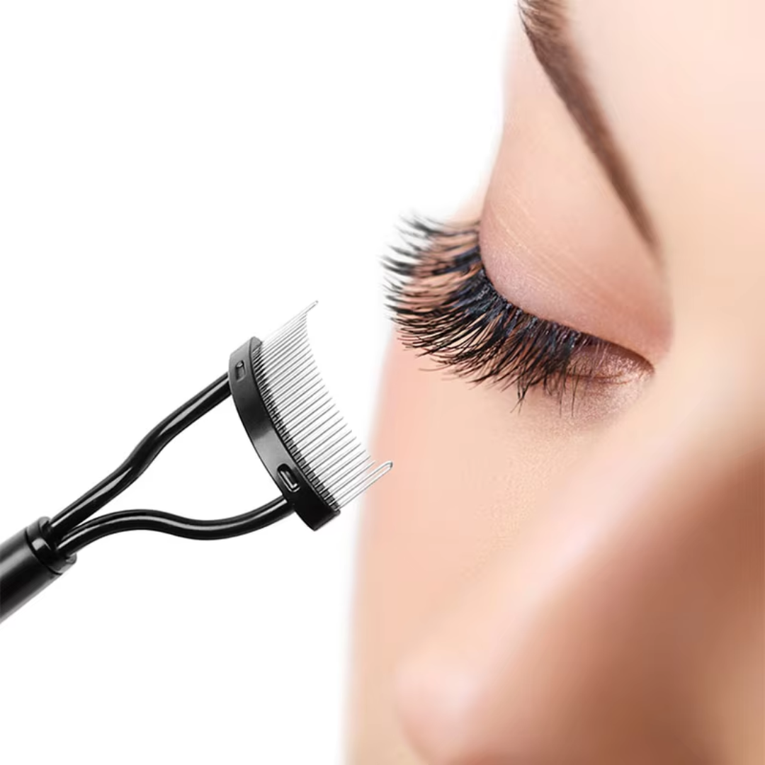 Wimpernkamm schwarz, Metall, für präzises Trennen und Stylen von Wimpern, Nahaufnahme.