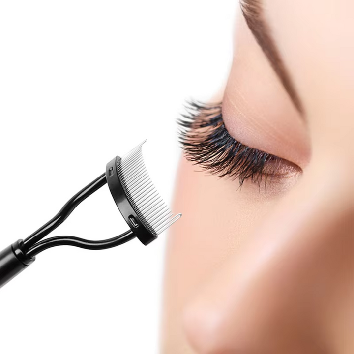 Wimpernkamm schwarz, Metall, für präzises Trennen und Stylen von Wimpern, Nahaufnahme.