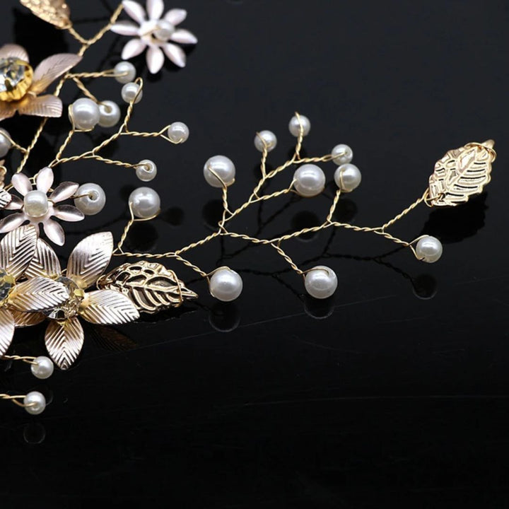 Goldene Haarspange mit Perlen und Blumen, Brautschmuck, elegantes Design, Hochzeit Accessoire.