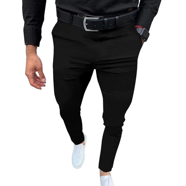 Mann in schwarzer Hose und Hemd, weiße Sneaker, schwarzer Gürtel, modisch, lässiger Stil.