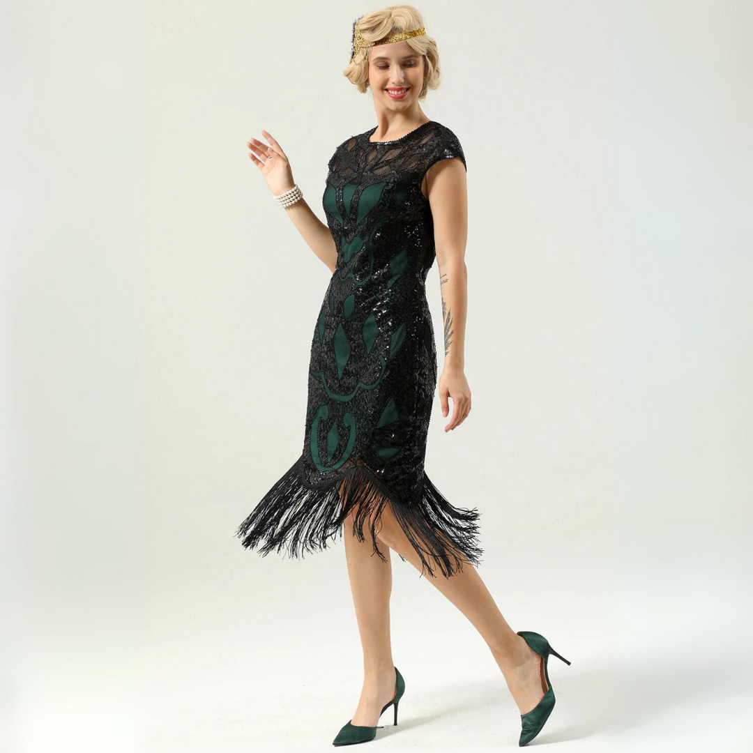 Frau im schwarzen Paillettenkleid mit Fransen, 1920er Jahre Stil, grüne Akzente, Retro-Mode.
