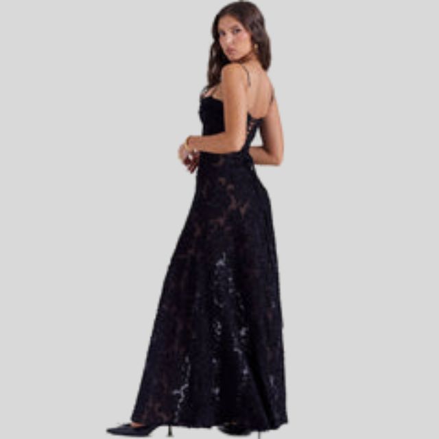 Frau in schwarzem Spitzen-Abendkleid, elegantes Design, schulterfrei, bodenlang.