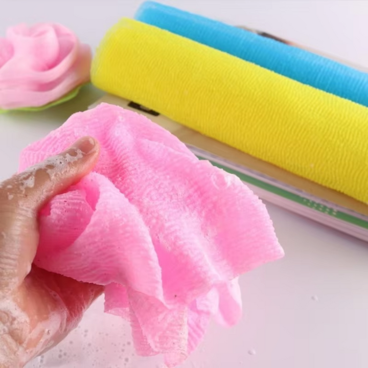 Hand hält rosa Reinigungstuch, gelbes und blaues Tuch im Hintergrund, Reinigung, Haushalt.