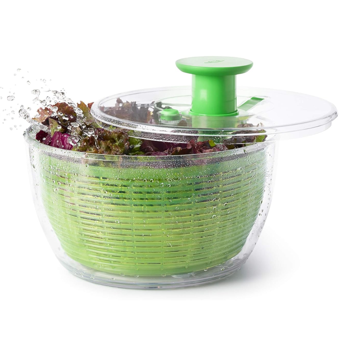Grüne Salatschleuder aus Kunststoff mit Deckel, ideal zum Trocknen von Salat, Küche Zubehör.