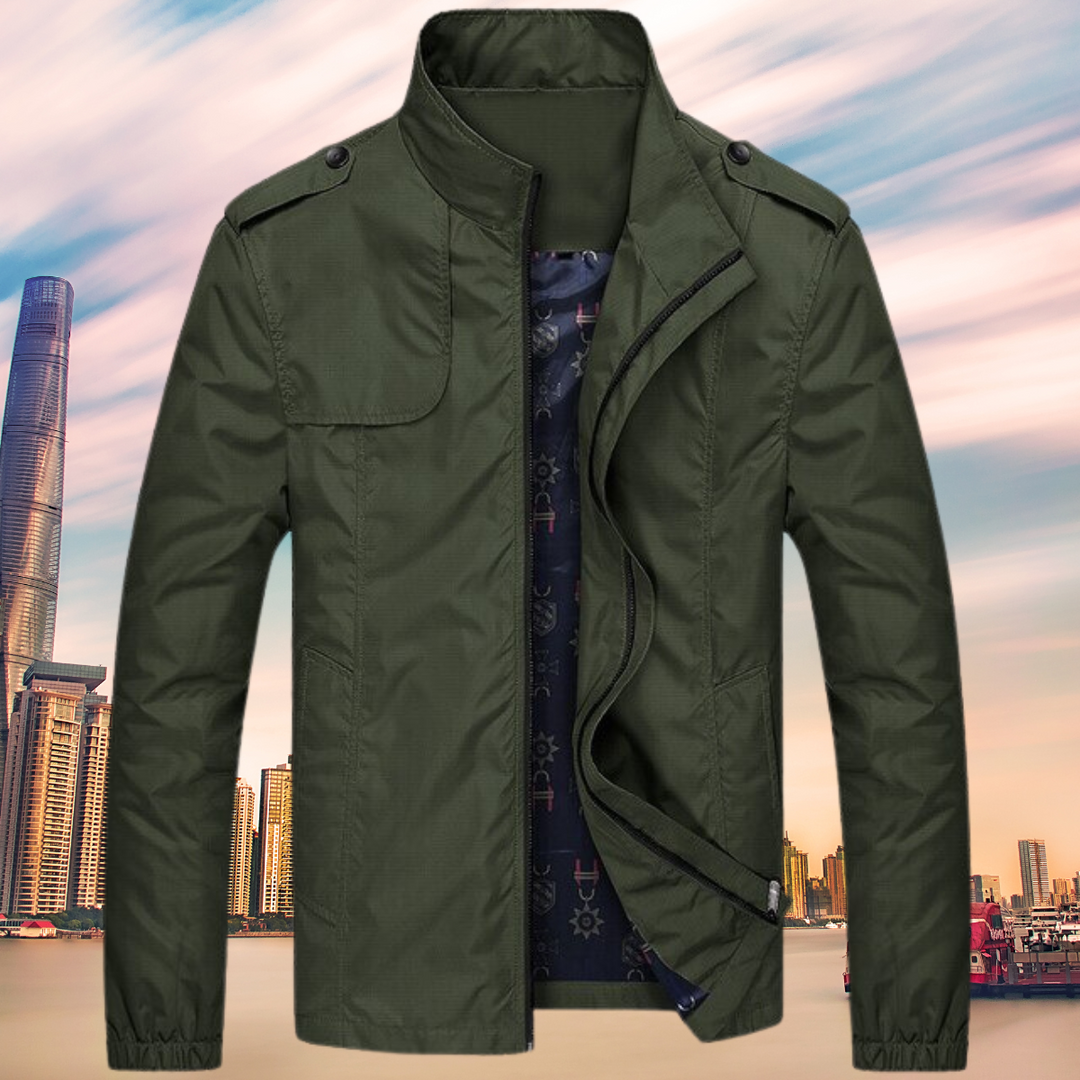 Olivgrüne Herrenjacke, winddicht, mit Stehkragen, ideal für Herbstmode, urbaner Stil.