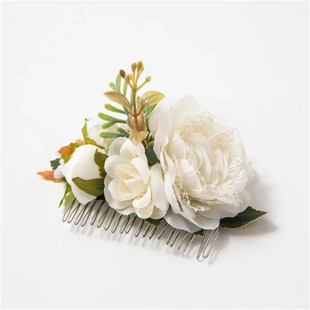 Weiße Blumen-Haarkamm, Hochzeit, Brautaccessoire, romantisch, elegant, Blumendekor.
