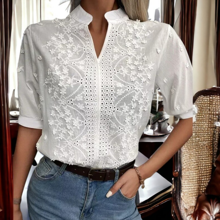 Frau in weißer bestickter Bluse und blauer Jeans, elegantes Outfit, Mode, Stickerei.
