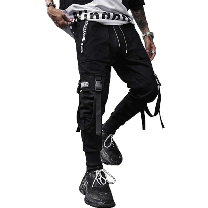 Schwarze Cargo-Hose Herren, Streetwear, mit Taschen und Schnallen, lässiger Stil.