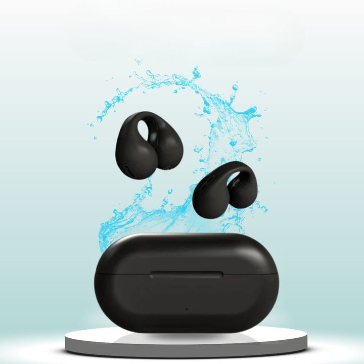 Schwarze kabellose Bluetooth-Kopfhörer mit Ladecase, spritzwassergeschützt, auf Podest.