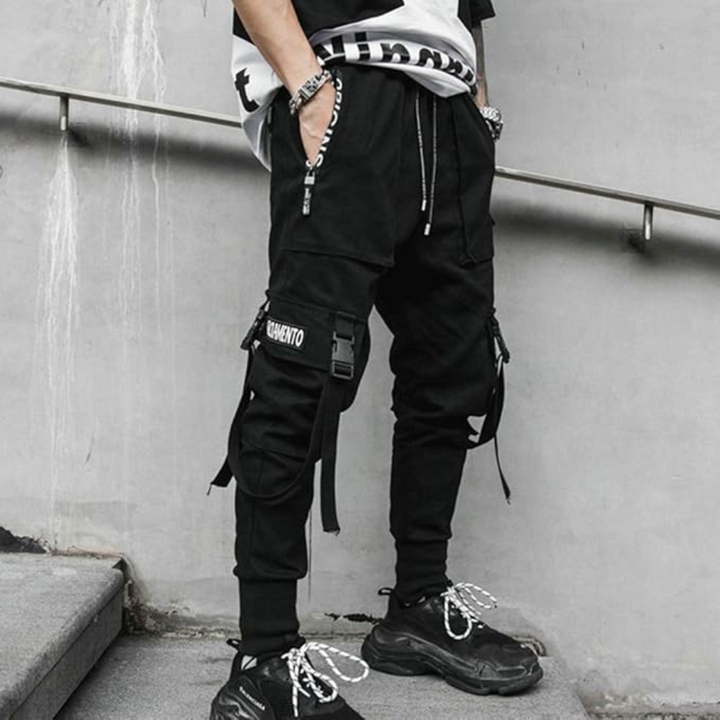 Schwarze Cargo-Hose Herren, Streetwear, mit Taschen und Schnallen, lässiger Stil.