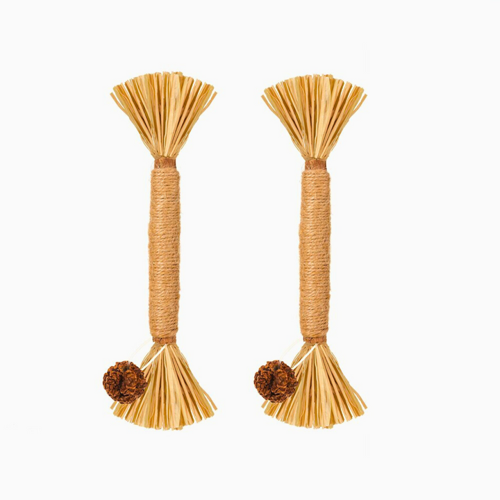 Zwei natürliche Katzen-Spielzeuge aus Jute und Stroh, beige, langlebig, umweltfreundlich.