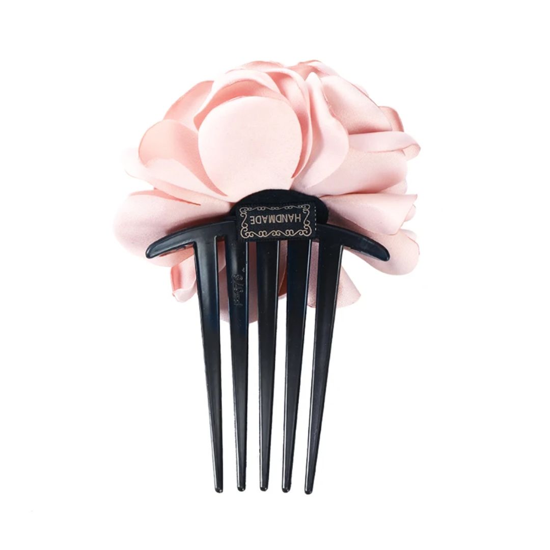 Rosa Haarblume mit schwarzem Kamm, handgefertigt, elegantes Accessoire für Hochzeiten.