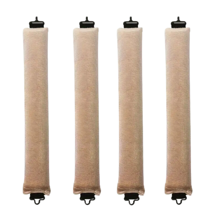 Vier beige Türzugluftstopper aus Stoff mit Haken, energiesparend, isolierend.