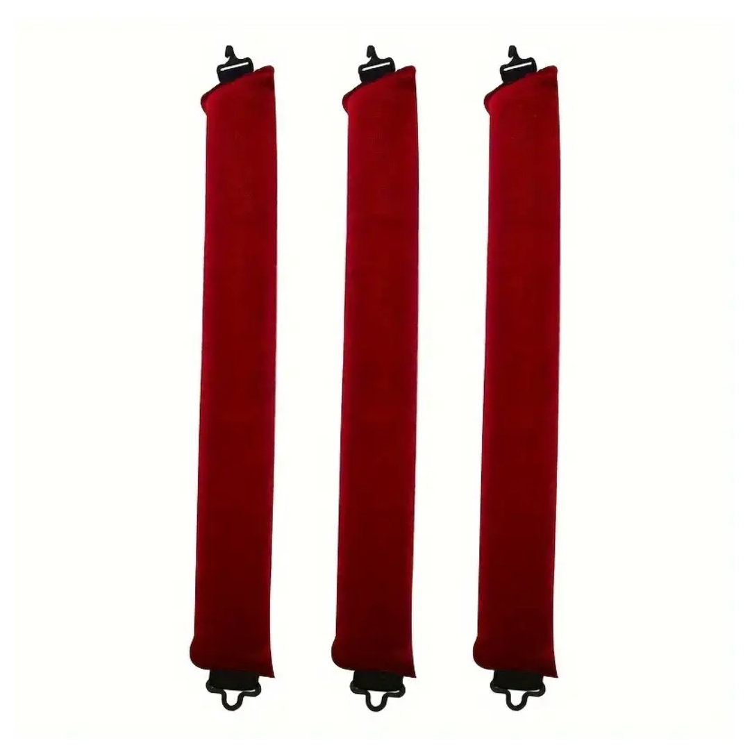 Drei rote Samt-Absperrseile mit Haken, ideal für Veranstaltungen und VIP-Bereiche.